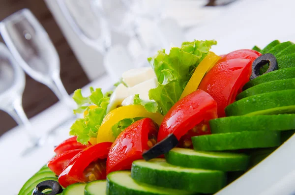 Pepino e salada de tomate em prato — Fotografia de Stock