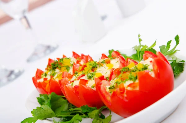 Rus salatasıyla doldurulmuş domatesler. — Stok fotoğraf