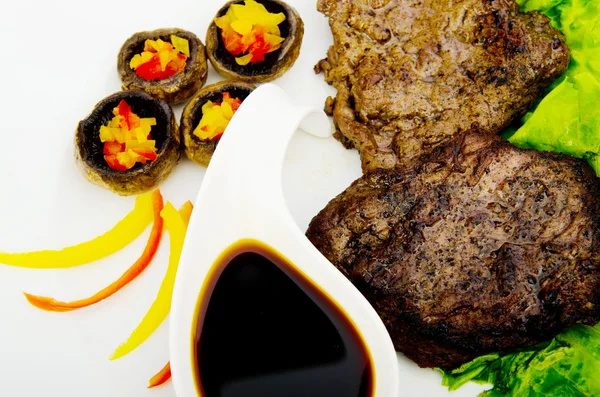 Steak avec sauce dans l'assiette — Photo