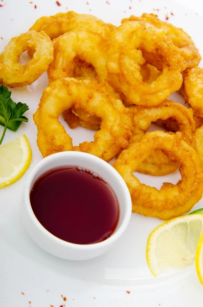 Anillos de calamares fritos servidos con salsa — Foto de Stock