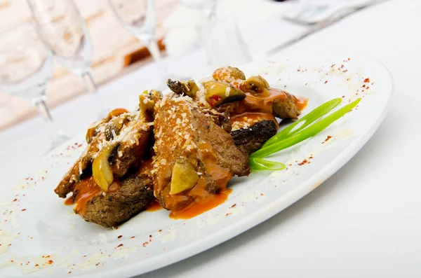 М'ясо під смачним соусом в тарілці — стокове фото