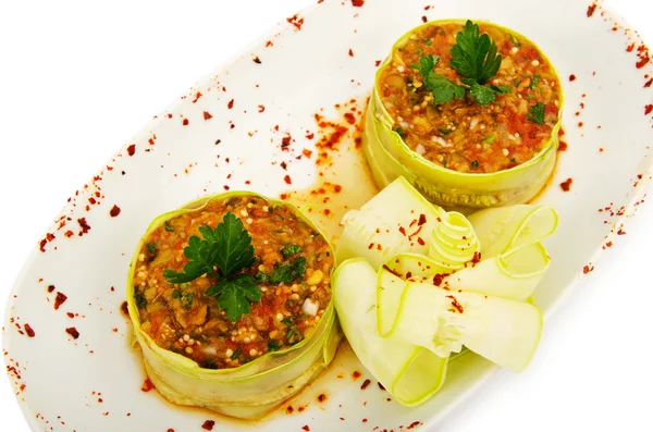 Салат з баклажанами в тарілці — стокове фото