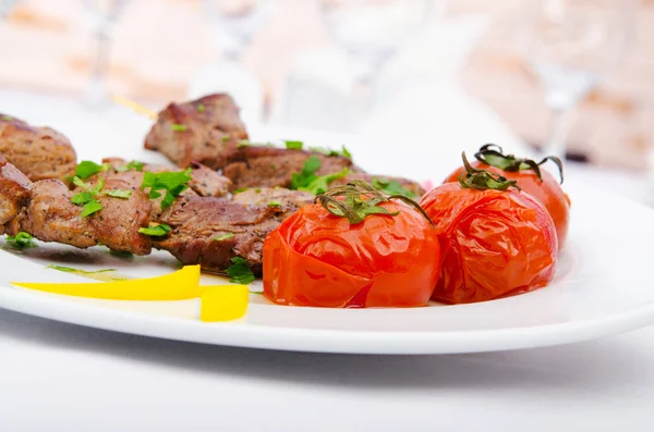 Kebab e pomodori nel piatto — Foto Stock