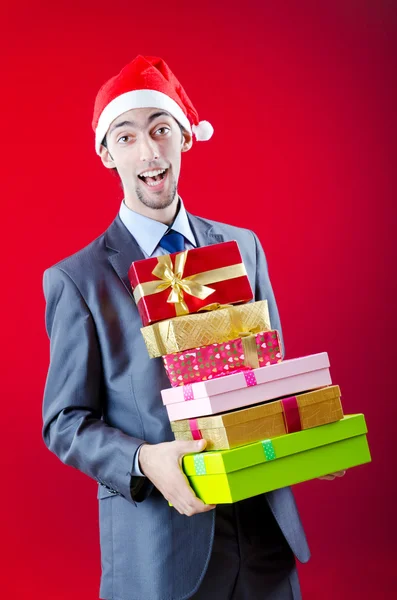 Empresario ofreciendo regalos en Navidad —  Fotos de Stock