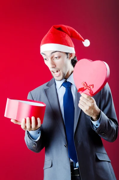 Uomo d'affari che offre regali a Natale — Foto Stock
