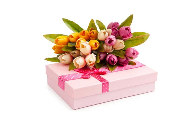 Geschenkbox und Tulpen isoliert auf weiß — Stockfoto