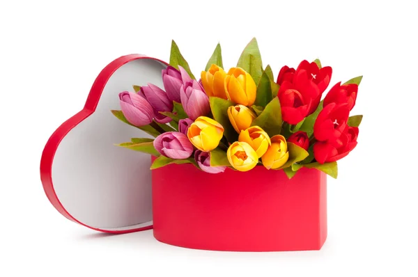 Flores e caixa de presente isolado em branco — Fotografia de Stock