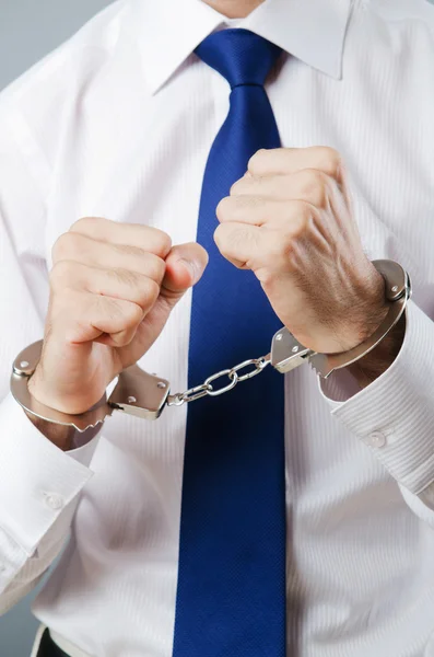 Бізнесмен в наручниках за свої злочини — стокове фото