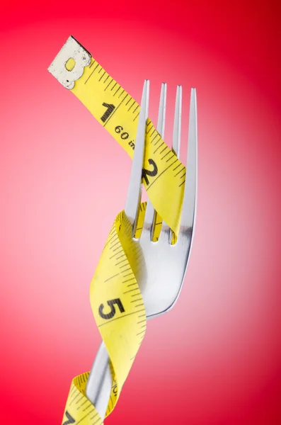 Dieting koncept med gaffel och mätare — Stockfoto