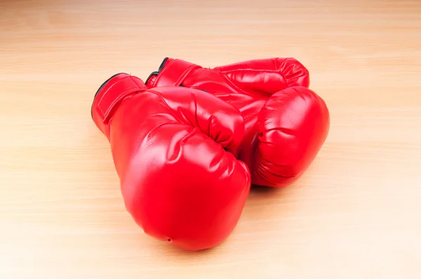 Rękawice bokserskie na stole — Zdjęcie stockowe