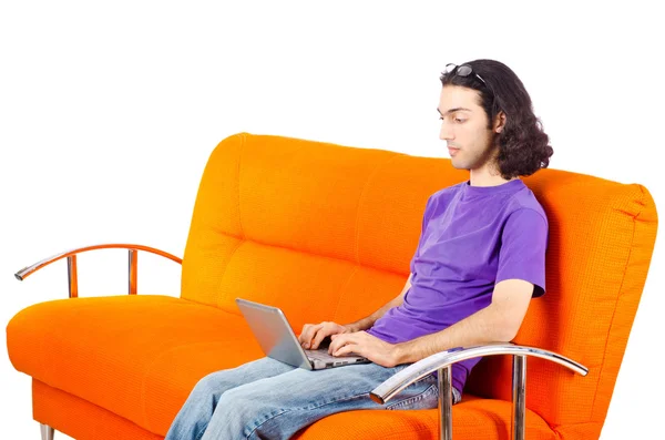 Estudiante trabajando con portátil sentado en el sofá — Foto de Stock