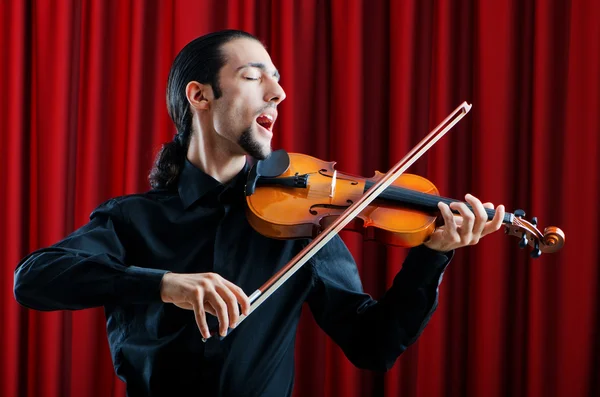Vioolspeler die het instrument bespeelt — Stockfoto