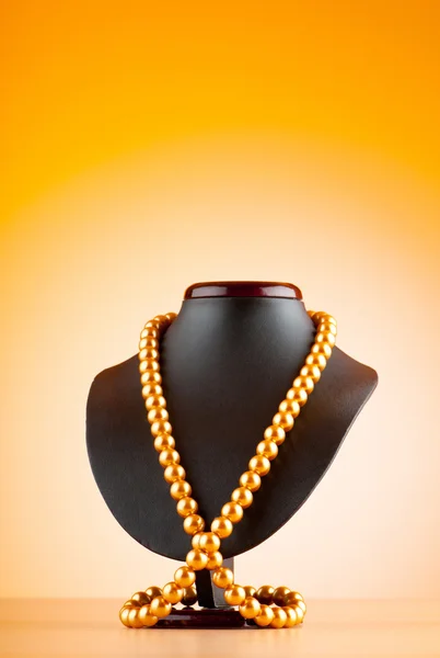 Stojan s náhrdelník v módní koncept — Stock fotografie