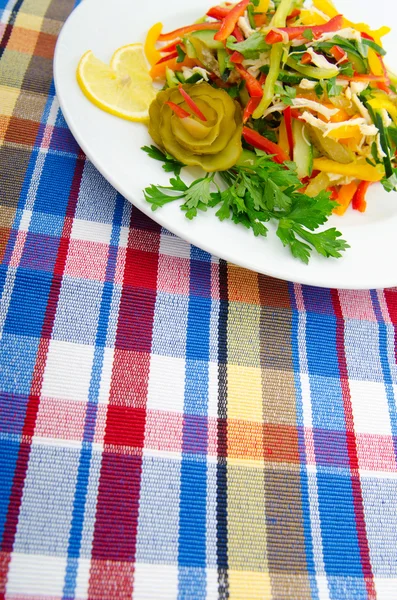 Νόστιμη σαλάτα στο πιάτο — Φωτογραφία Αρχείου
