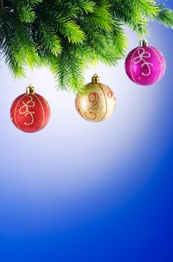 baubles kavramı kutlama Noel ağacı üzerinde