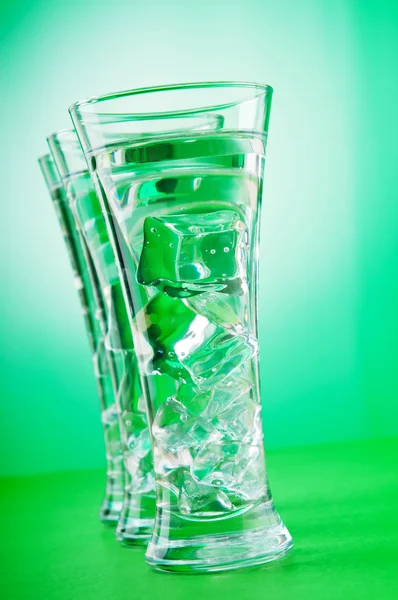 Agua en el vaso contra el fondo degradado —  Fotos de Stock