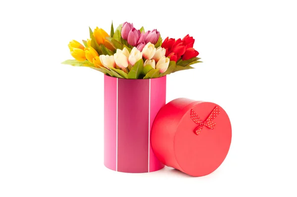 Giftboks og tulipaner isolert på hvit – stockfoto