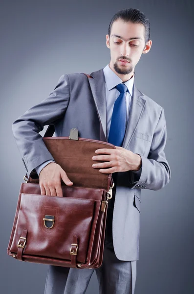Jonge zakenman met werkmap — Stockfoto