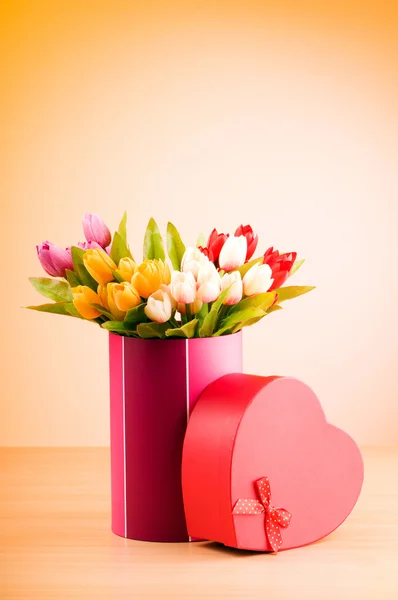 Díszdobozban és tulipán színátmenetes háttér — Stock Fotó