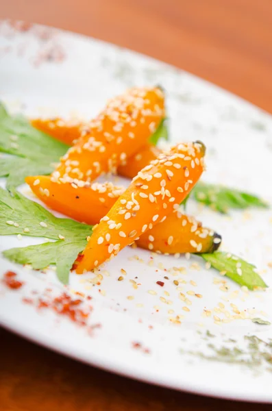 Gekookte wortelen geserveerd in de plaat — Stockfoto