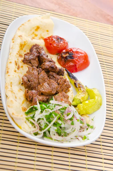 Kebab servi dans l'assiette — Photo