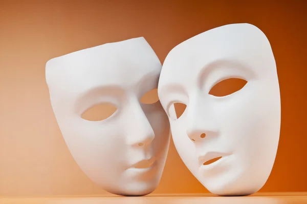 Театральная концепция с масками на фоне — стоковое фото