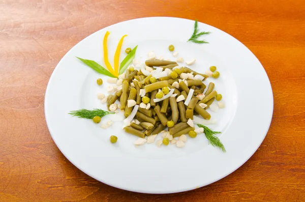 Groene bonensalade in het bord — Stockfoto