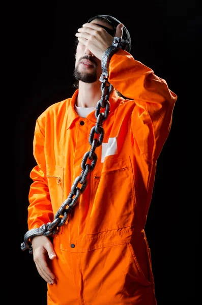 검은 배경에 쇠사슬에 묶여있는 죄수 — 스톡 사진