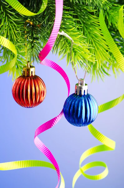Baubles sur l'arbre de Noël dans le concept de célébration — Photo