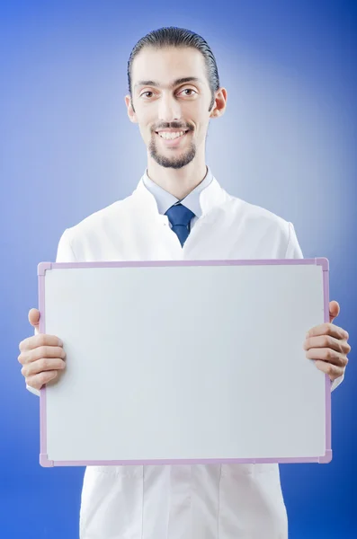 Doctor con tablero de mensajes en blanco —  Fotos de Stock