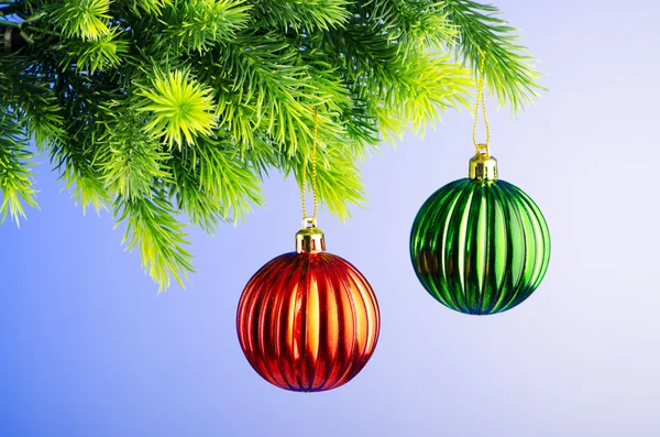 Στολίδια για το χριστουγεννιάτικο δέντρο στην γιορτή έννοια — Φωτογραφία Αρχείου