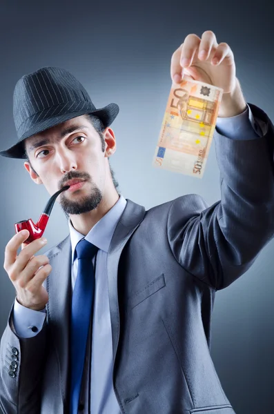 Detektyw patrzy na fałszywe pieniądze. — Zdjęcie stockowe