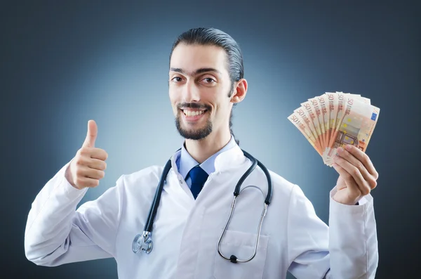 Γιατρός με τα χρήματα στο στούντιο — Φωτογραφία Αρχείου