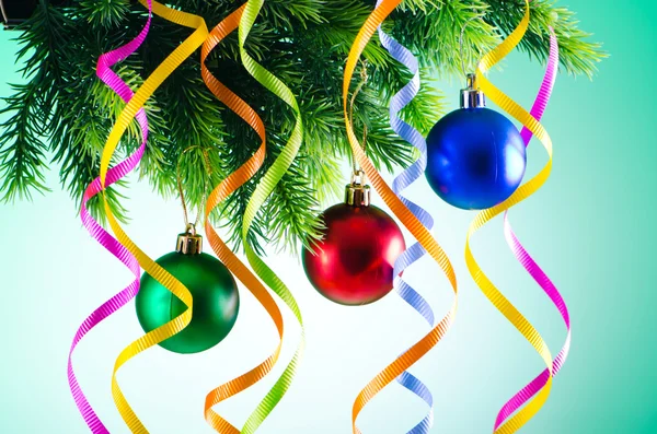 Baubles en el árbol de Navidad en concepto de celebración —  Fotos de Stock
