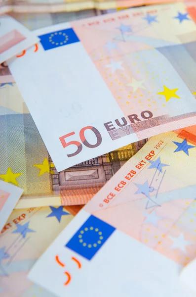 Billetes en euros dispuestos en serie — Foto de Stock