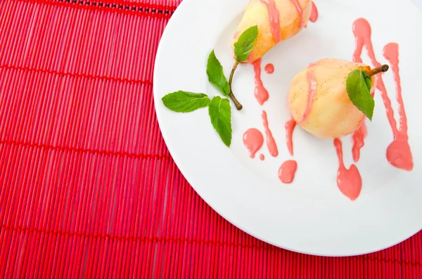 Dessert con pera in salsa — Foto Stock