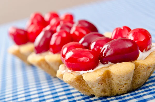 Випічка з ягодами в тарілці — стокове фото