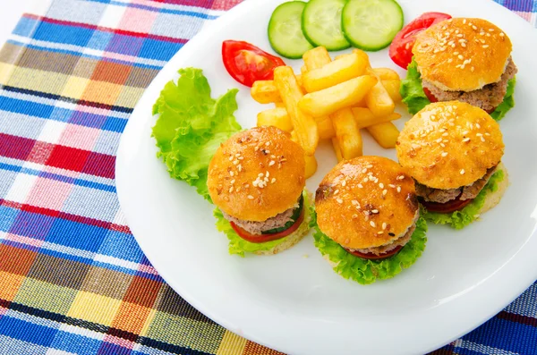 Πιάτο με νόστιμα μίνι burgers — Φωτογραφία Αρχείου