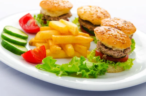 Placă cu mini burgeri gustoși — Fotografie, imagine de stoc