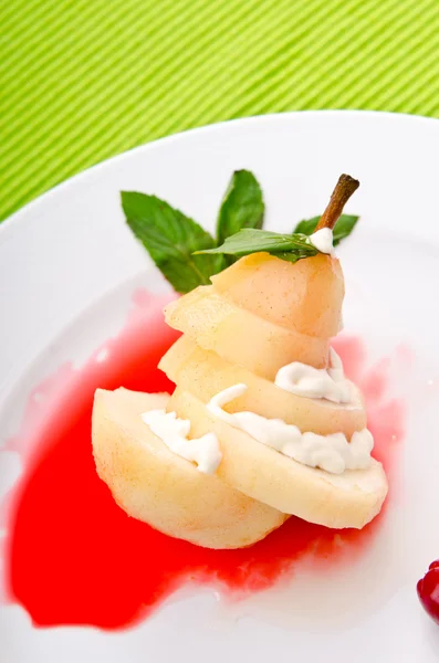 食物概念-葡萄酒中的梨子 — 图库照片