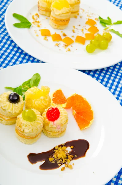 Вкусные сладости в тарелке — стоковое фото