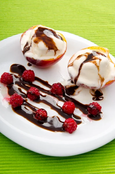 Jídlo koncept se zmrzlinou a ovocem — Stock fotografie