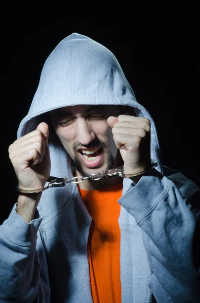 Jonge crimineel met handboeien — Stockfoto