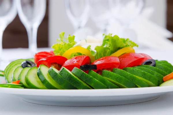 Огурец и томатный салат в тарелке — стоковое фото