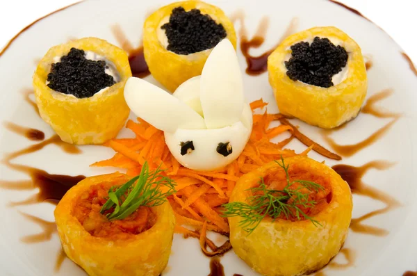 Caviar negro servido sobre pan —  Fotos de Stock