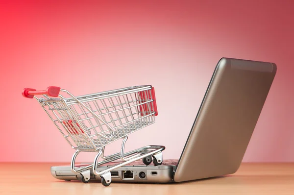 Internet online winkelen concept met computer en kar — Stockfoto