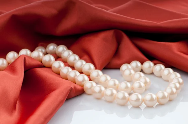 缎子背景上的珍珠项链 — 图库照片