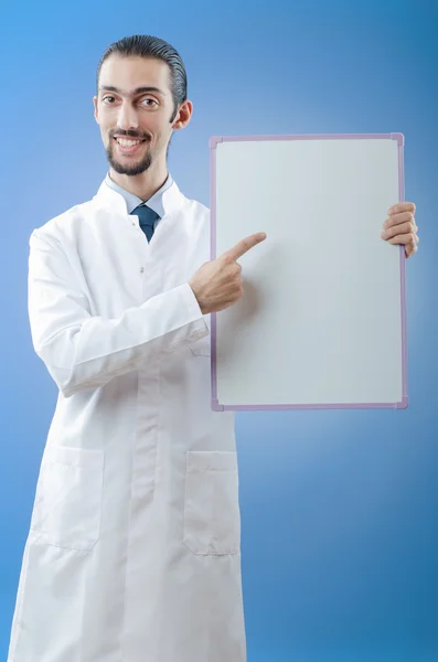 Lekarz z pustą tablicą wiadomości — Zdjęcie stockowe