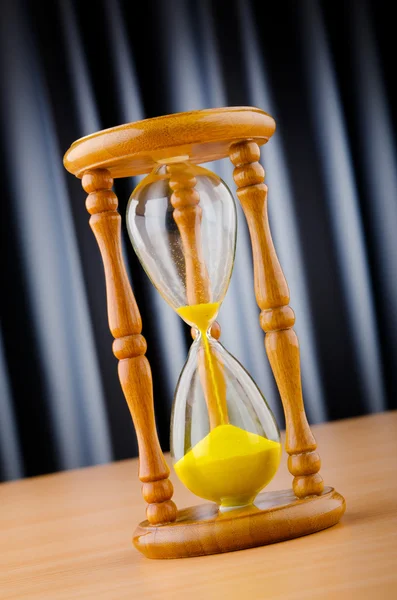Concepto de tiempo con vidrio de hora — Foto de Stock
