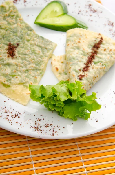 Omeleta s bylinkami v desce — Stock fotografie